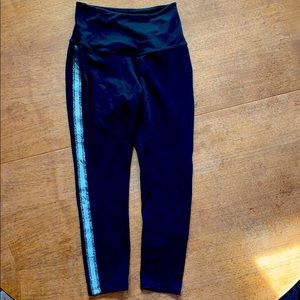 BEYOND YOGA crop leggings silver side stripe S